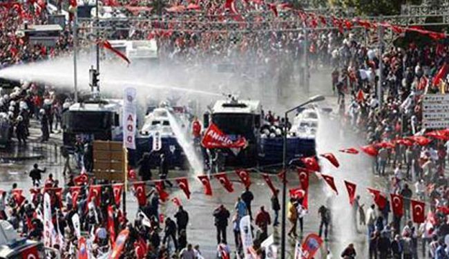 الشرطة التركية تقمع مظاهرة احتجاجية بقنابل مسيلة للدموع
