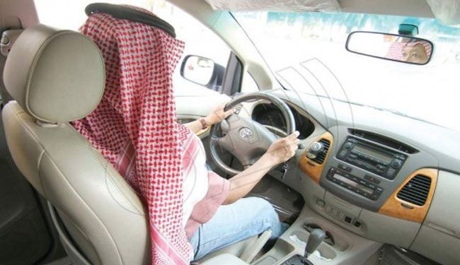 سعوديات يُلبسن سائقيهن الاجانب الشماغ لتجاوز نقاط التفتيش