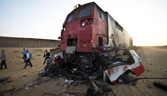 برخورد مرگبار قطار و مینی بوس در مصر + عکس