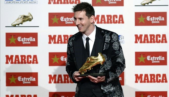 ميسي سعيد بحذائه الذهبي الثالث