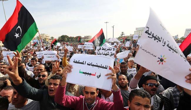 متظاهرون ليبيون يطالبون المسلحين بمغادرة طرابلس