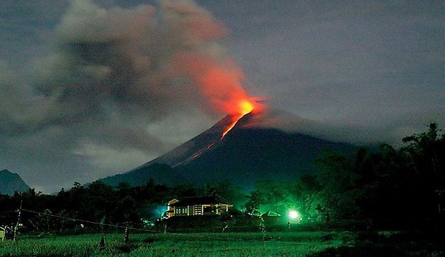 بركان في اندونيسيا يثور 8 مرات في ليلة واحدة