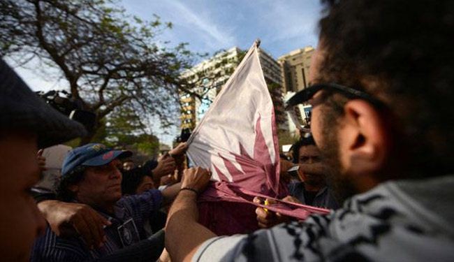 احراق العلم القطري في القاهرة والمطالبة بطرد السفير