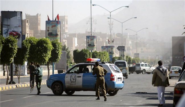 طاقم العالم يتعرض لإعتداء من قبل الأمن اليمني أثناء تغطيته الانفجار