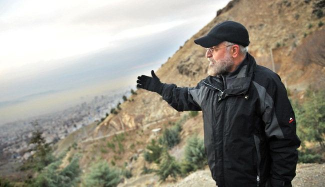 الرئيس روحاني يتسلق الجبال بالزي الرياضي
