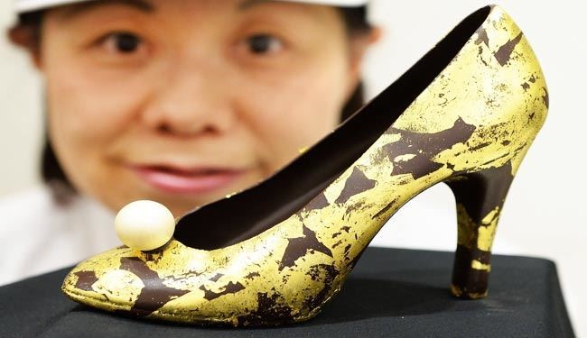 کفش پاشنه بلند شکلاتی با ورقه‌های طلا ! + عکس