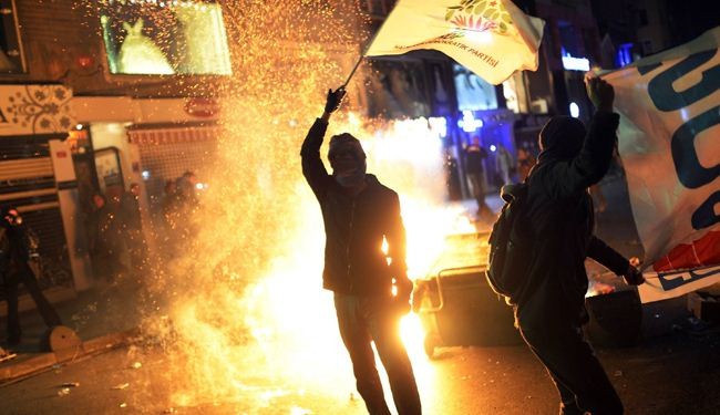 تظاهرات باسطنبول تطالب باستقالة حكومة اردوغان بعد فضيحة فساد
