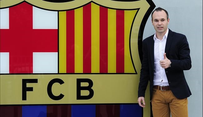 انييستا يمدد رسميا ارتباطه ببرشلونة حتى عام 2018