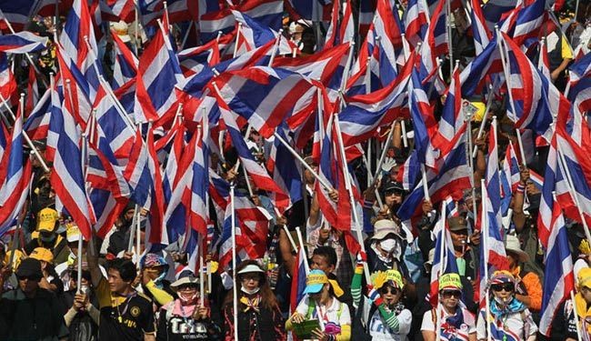 الامن التايلندي يطلق الغاز المسيل للدموع على متظاهرين مناهضين للحكومة
