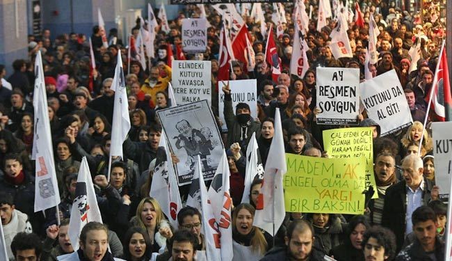 اعتقال 31 شخصا خلال تظاهرات مطالبة باستقالة اردوغان