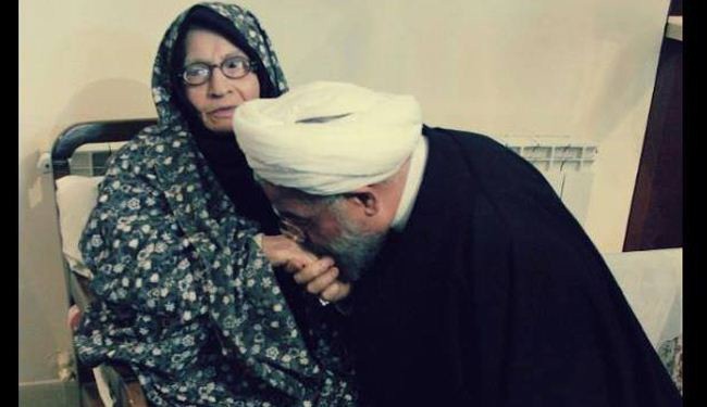 صور/ الرئيس روحاني يتفقد والدته ويزور قبر والده في سمنان