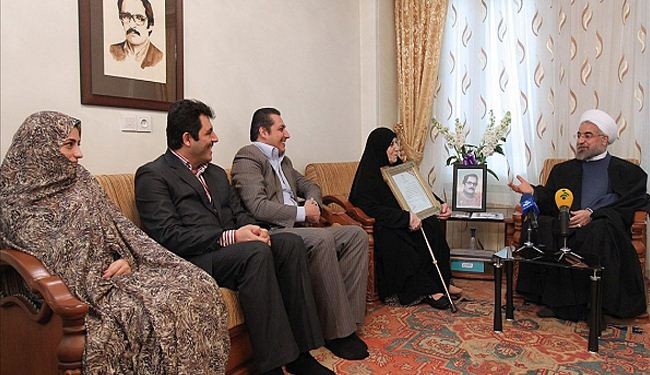 بالصور/ الرئيس الايراني يزور عوائل الشهداء والمعاقين من أهل السنة