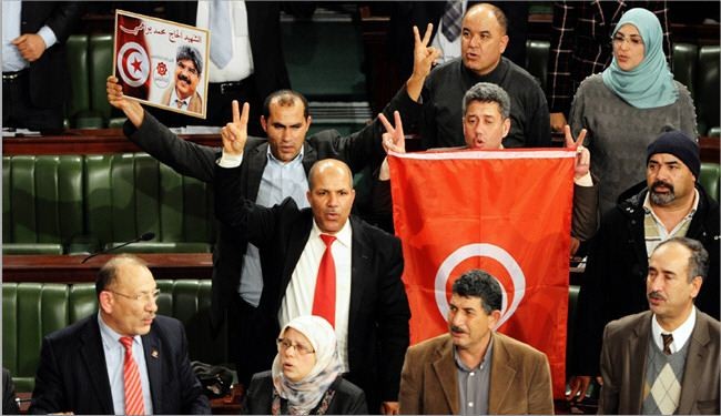 تونس: رؤساء الجمهورية والحكومة والبرلمان وقعوا الدستور الجديد