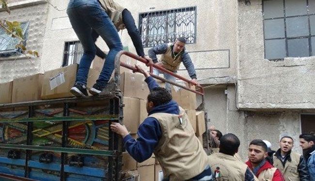 شاحنة مساعدات انسانية تكسر حصار مخيم اليرموك