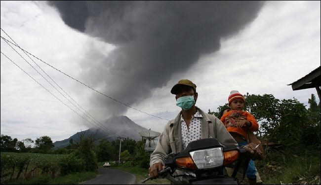 ثوران بركاني باندونيسيا يوقع 11 قتيلا