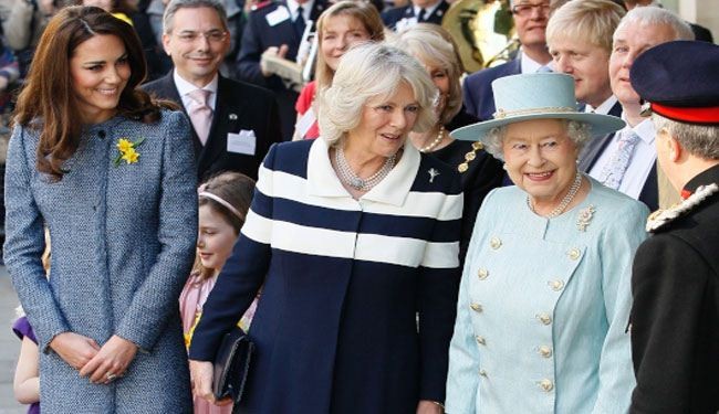 ملكة بريطانيا تأمر زوجة حفيدها عدم ارتداء تنانير قصيرة