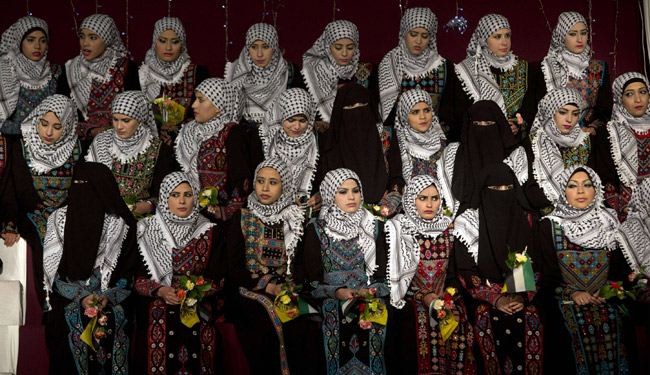 بالصور/ عرس جماعي لمئة عريس وعروس في غزة