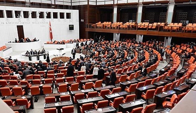 البرلمان التركي يتبنى قانونا يعزز السيطرة على القضاء