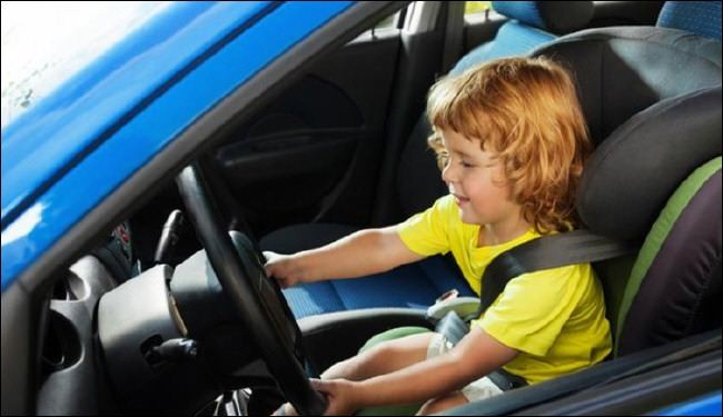 طفل يقود سيارة والده ويدعي أنه قزم نسي الرخصة