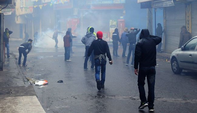 أكراد تركيا يتظاهرون ويشتبكون مع الشرطة لتحرير اوجلان