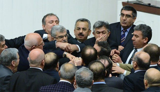 بالصور.. ملاكمة بين نواب البرلمان التركي