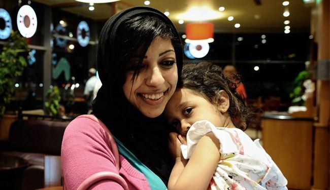 السلطات البحرينية تفرج عن زينب الخواجة بعد قضائها عاما في السجن