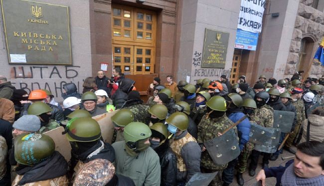 كييف تعفو عن المتظاهرين بعد اخلاء المعارضة لبلدية العاصمة