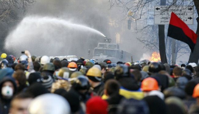 المتظاهرون الاوكرانيون ينسحبون تدريجا من ساحة الميدان