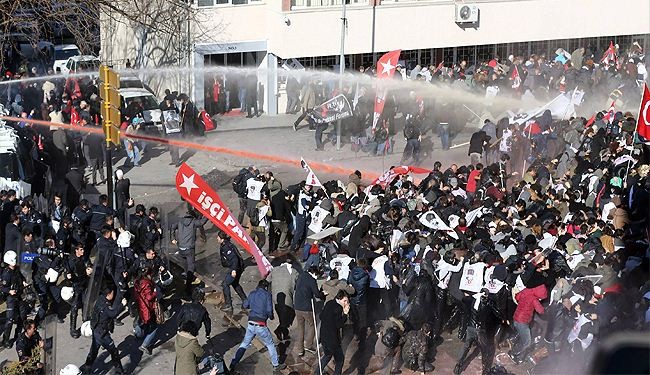 الشرطة التركية تفرق بالقوة آلاف المتظاهرين في اسطنبول