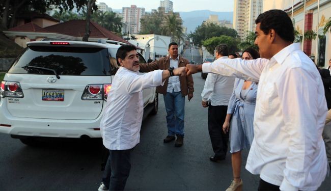 مارادونا يُعلن استعداده للتطوع في الجيش الفنزويلي ضد المعارضة
