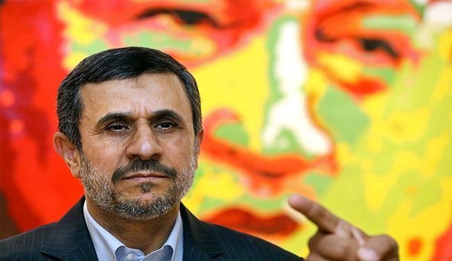 بالصور؛ أحمدي نجاد يزور معرضاً لصور تشافيز بطهران