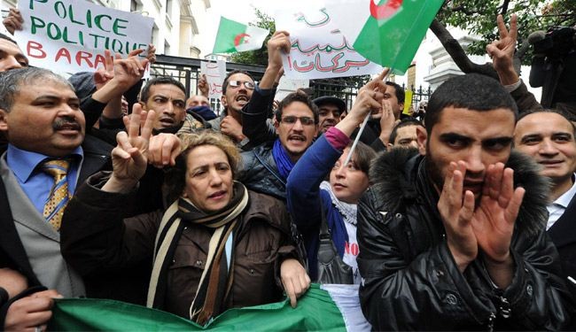 تظاهرات سياسية بالجزائر؛ وقتلى وجرحى بمواجهات مذهبية