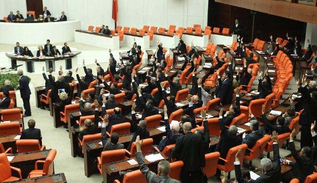 البرلمان التركي يناقش ملفات وزراء سابقين متهمين بالفساد