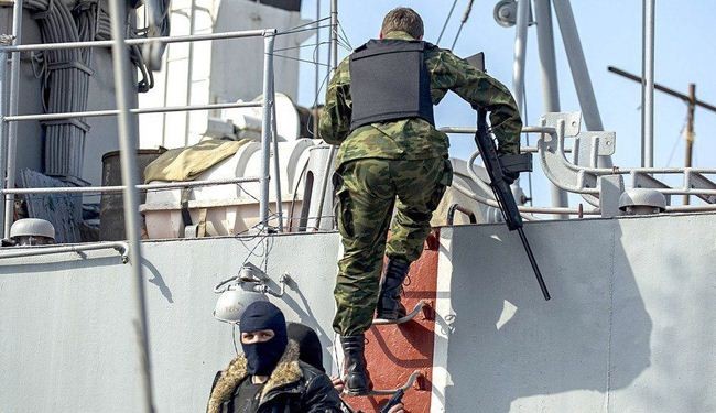القوات الروسية تهاجم آخر سفينة عسكرية اوكرانية في القرم