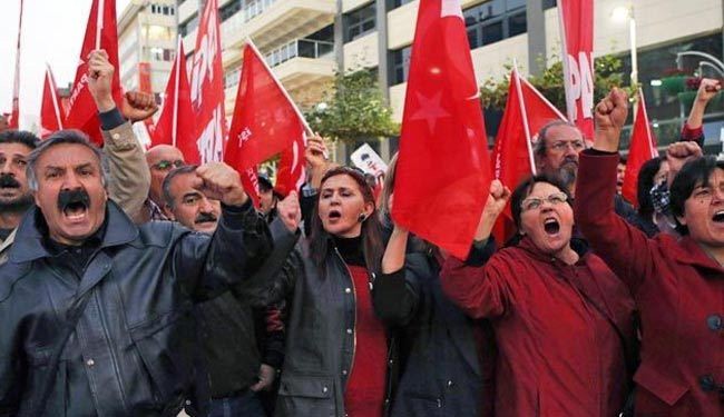 اشتباكات بين شرطة تركيا ومتظاهرين يتهمون الحكومة بالتزوير