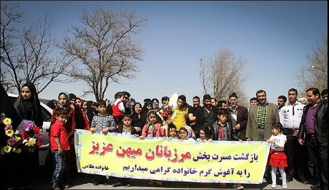 بالصور..استقبال شعبي لـ 3 جنود ايرانيين محررين في مطار مشهد