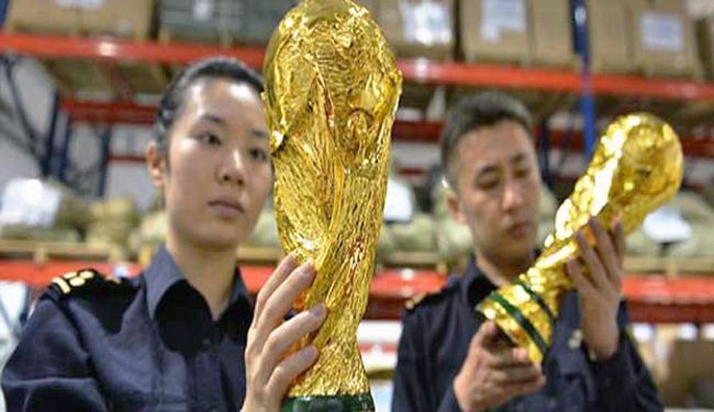 الصين تضبط 1000 نسخة مقلدة لكأس العالم