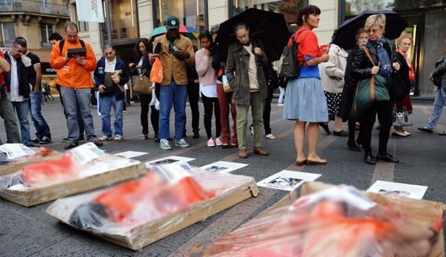بالصور/لحوم مجمدة تتظاهر بفرنسا ضد سوء معاملة الحيوانات!