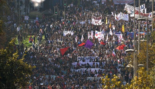 الاف الطلاب في شوارع سانتياغو للمطالبة باصلاح تربوي