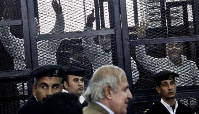 القضاء المصري يؤجل محاكمة قيادات الإخوان