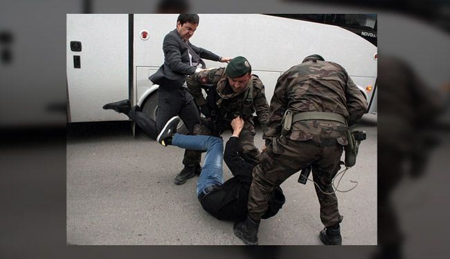 بالصور؛ احد مستشاري اردوغان يركل متظاهرا اعتقلته الشرطة