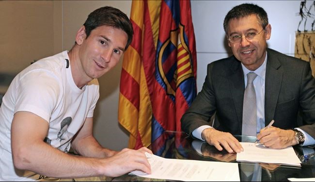 ميسي يوقع عقدا جديدا مع برشلونة