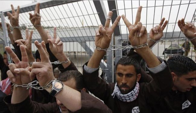 الأسرى الفلسطينيون بسجون الإحتلال يبدأون إضرابا شاملا عن الطعام