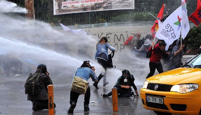 اصابة متظاهر بجروح خطرة ومواجهات مع الشرطة في اسطنبول