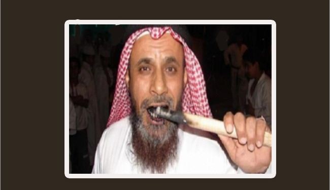 سعودي يفطر جمراً ويتعشى زجاجاً وثعابين