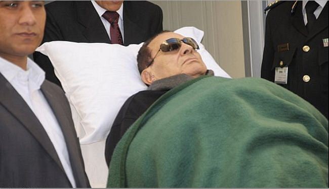 اصابة مبارك بكسر في ساقه في مستشفى عسكري