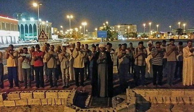 البحرينيون يصلون بأفنية المساجد المهدمة رغم محاولات منعهم