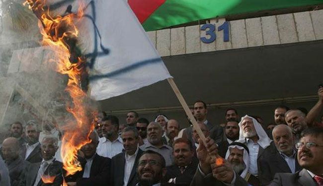 متظاهرون غاضبون يحاولون اقتحام السفارة الاسرائيلية بالأردن