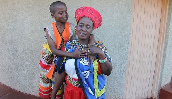 إفريقية ستينية تتزوج طفلاً في التاسعة