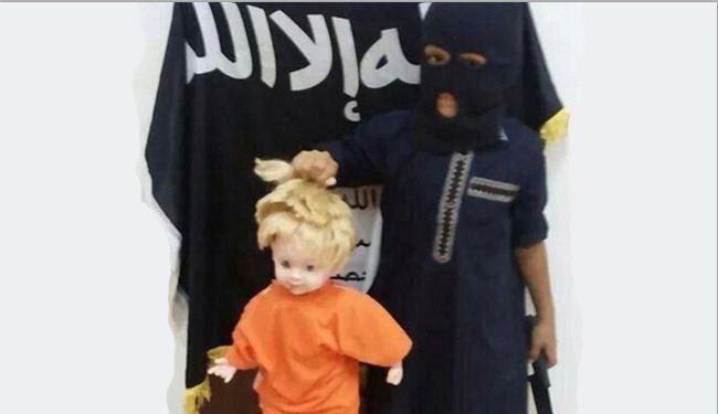 بالصور/داعشي يعلّم ابنه الذبح على طريقة الصحفي الاميركي